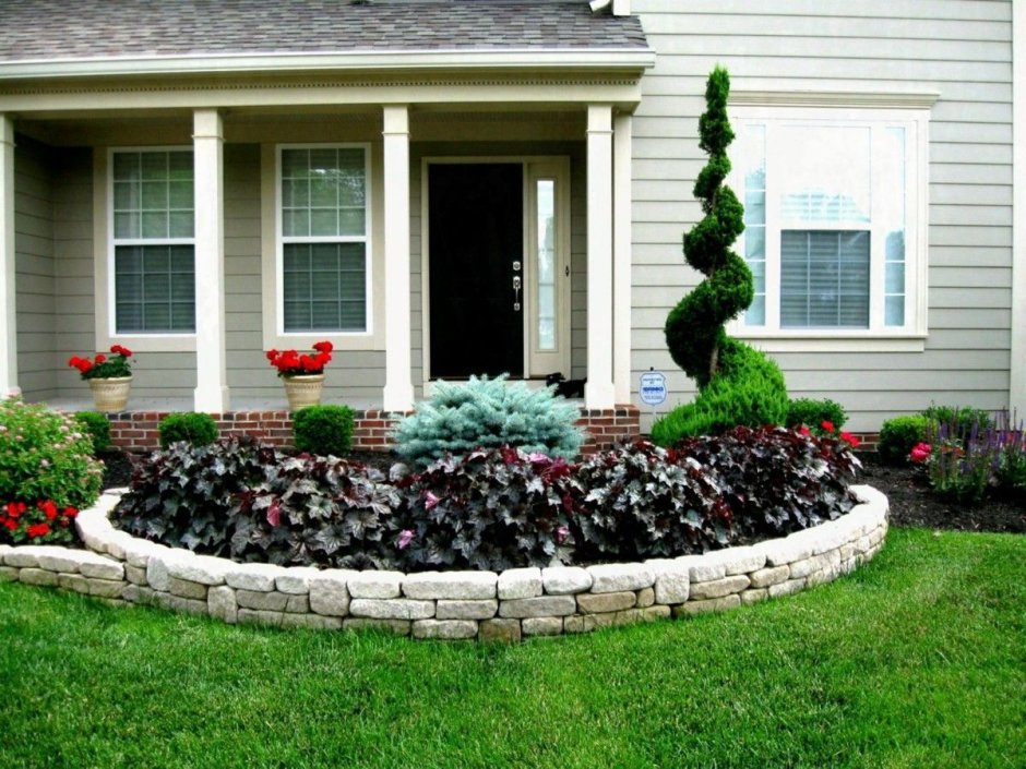 Круглая клумба перед домом