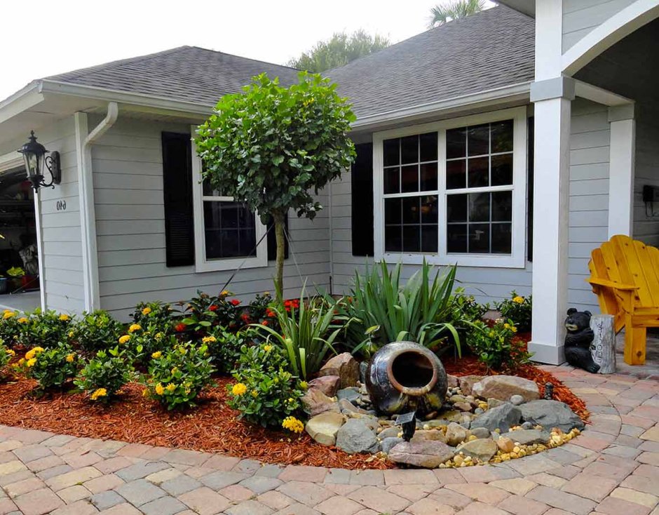 Цветник перед домом