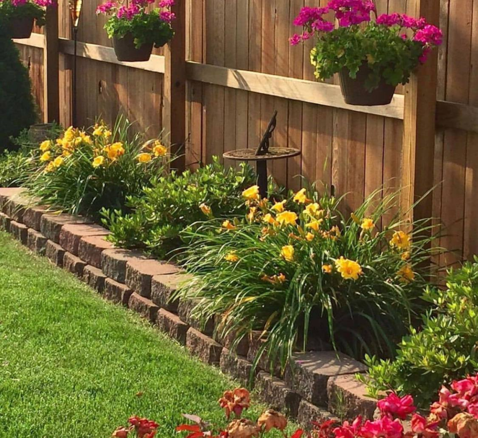 Клумба возле забора