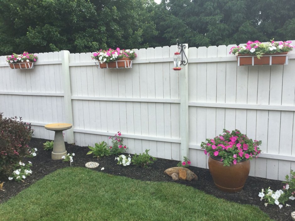 Кашпо на заборе