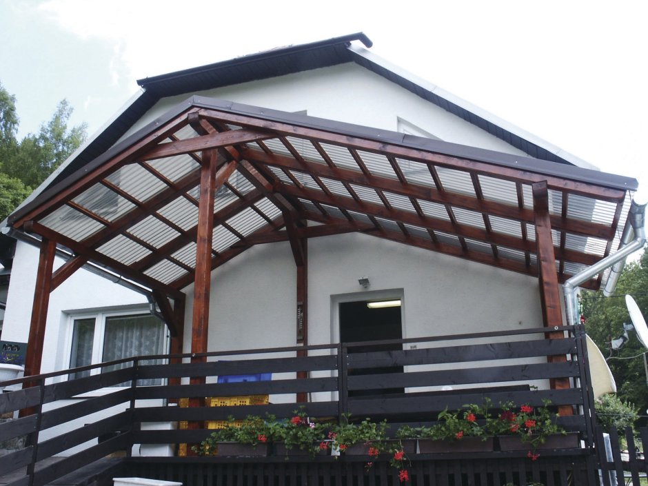 Одноэтажный дом с окном на фронтоне