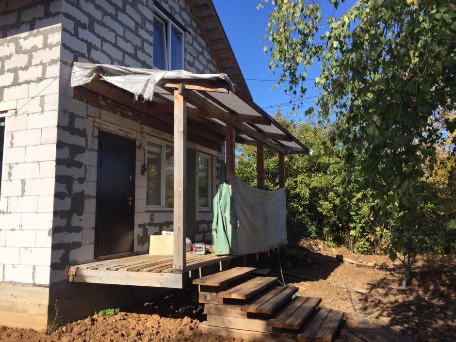 Веранда к бане с двускатной крышей