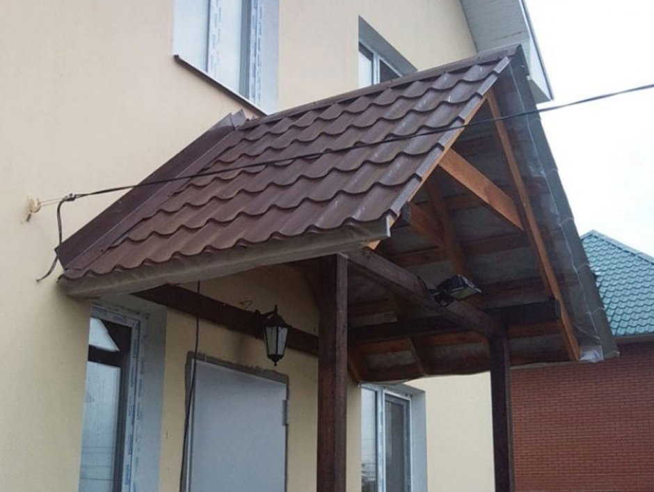 Стропильная трехскатная крыша пристройки