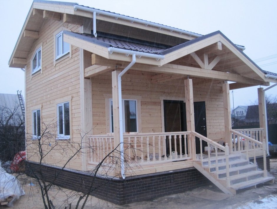 Дом с двускатной крышей и навесом