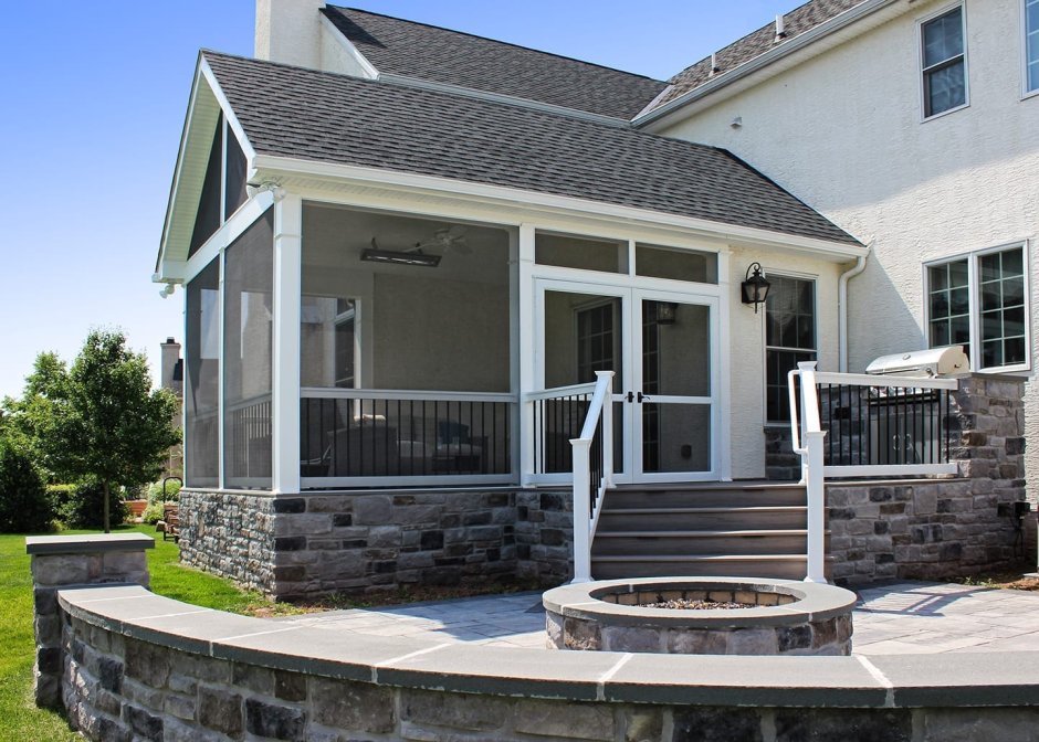 Двускатный деревянный навес над крыльцом