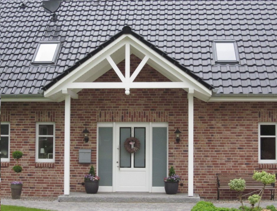 Дача с двускатной крышей и террасой