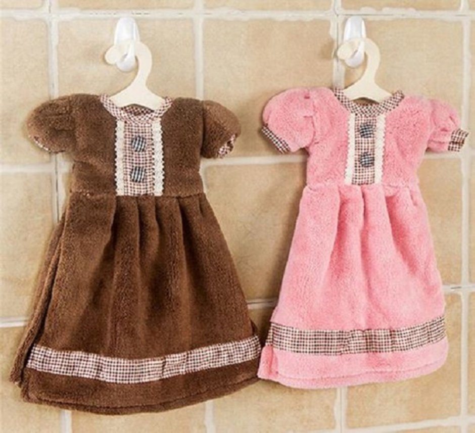 Полотенце в виде платья на вешалке