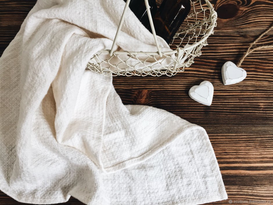 Девушка в платье с бокалом