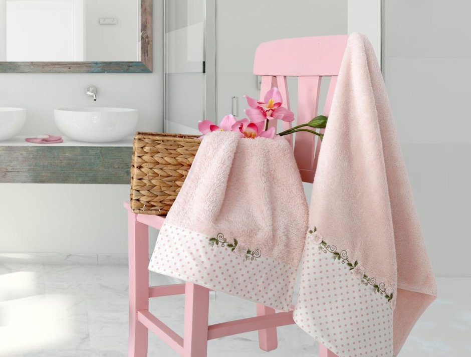 Кухонное полотенце вокруг верхней части банки