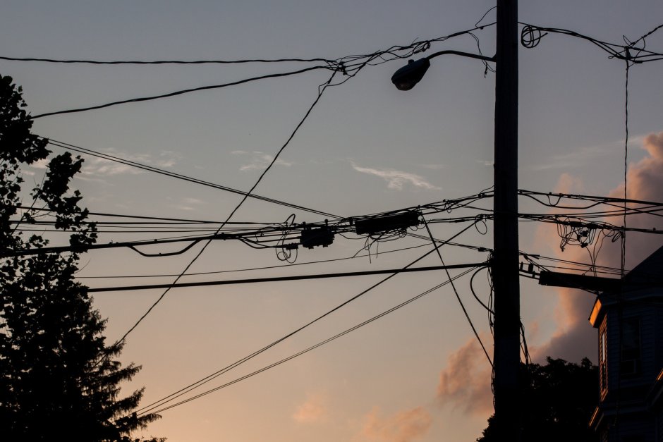 Свисающий электрический провод