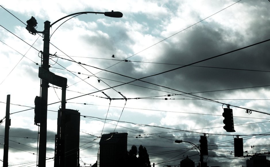 Провода на фоне неба