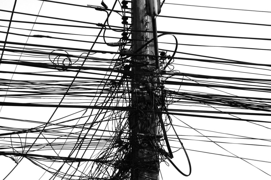 Электрические провода на Столбах