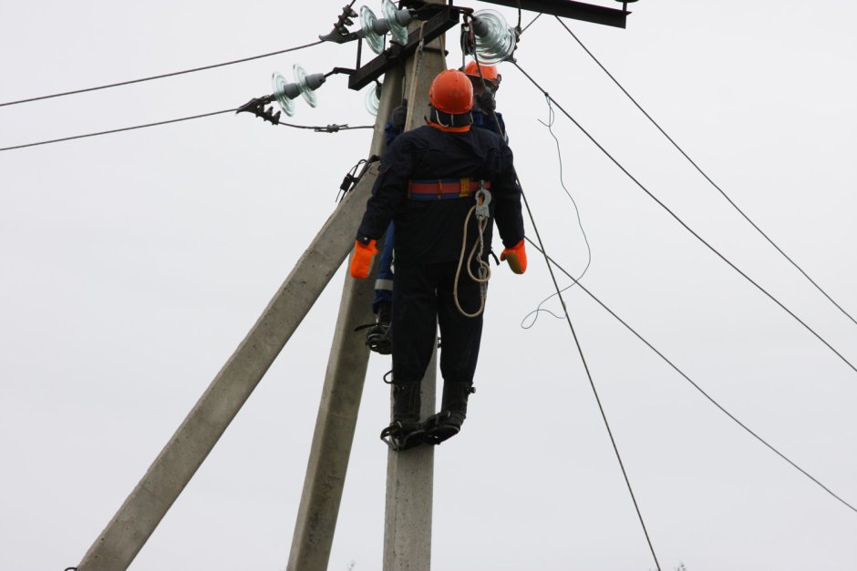 Столбы с проводами