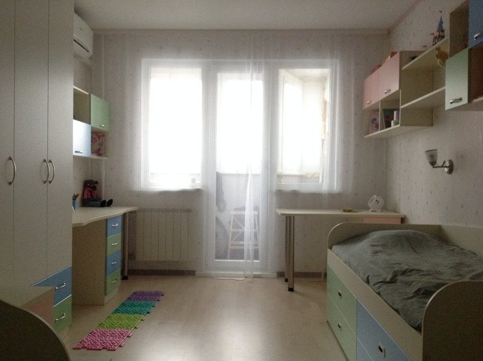 Планировка комнаты с балконом для двоих детей