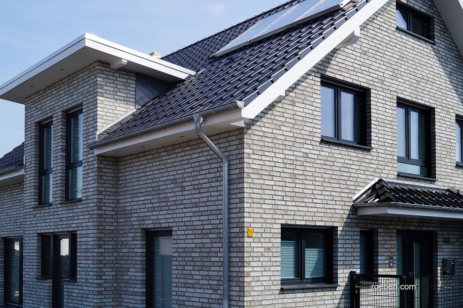 Дом из серого силикатного кирпича