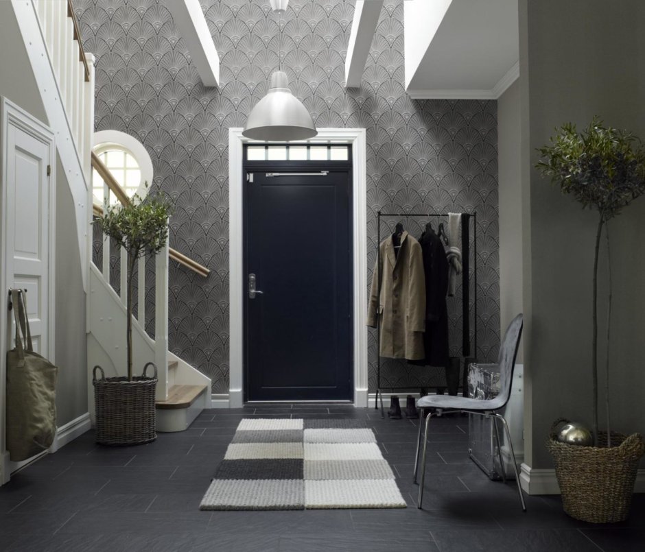 Темно серая прихожая