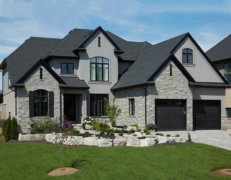 Серый кирпичный дом