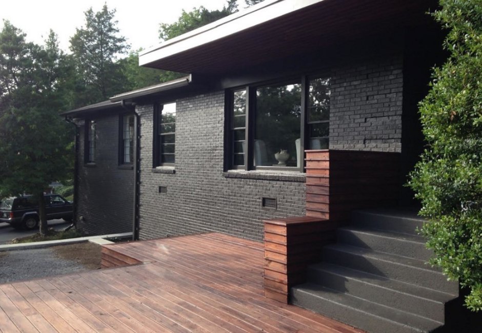 Одноэтажный дом из темного кирпича