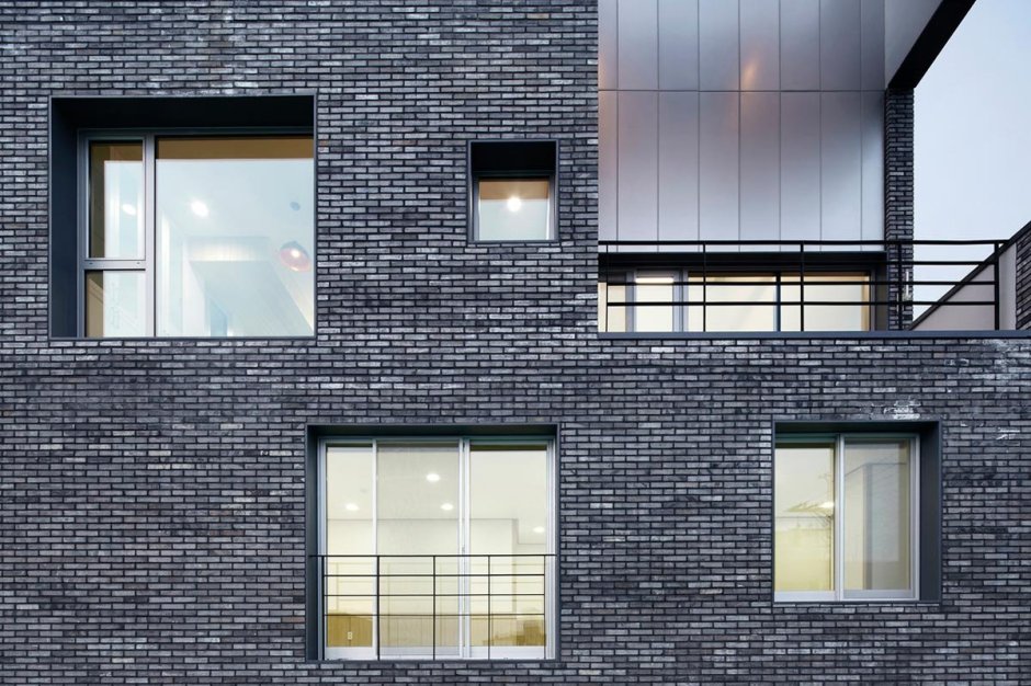 Серый фасад здания