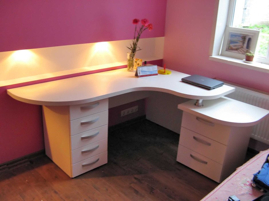 Угловой письменный стол