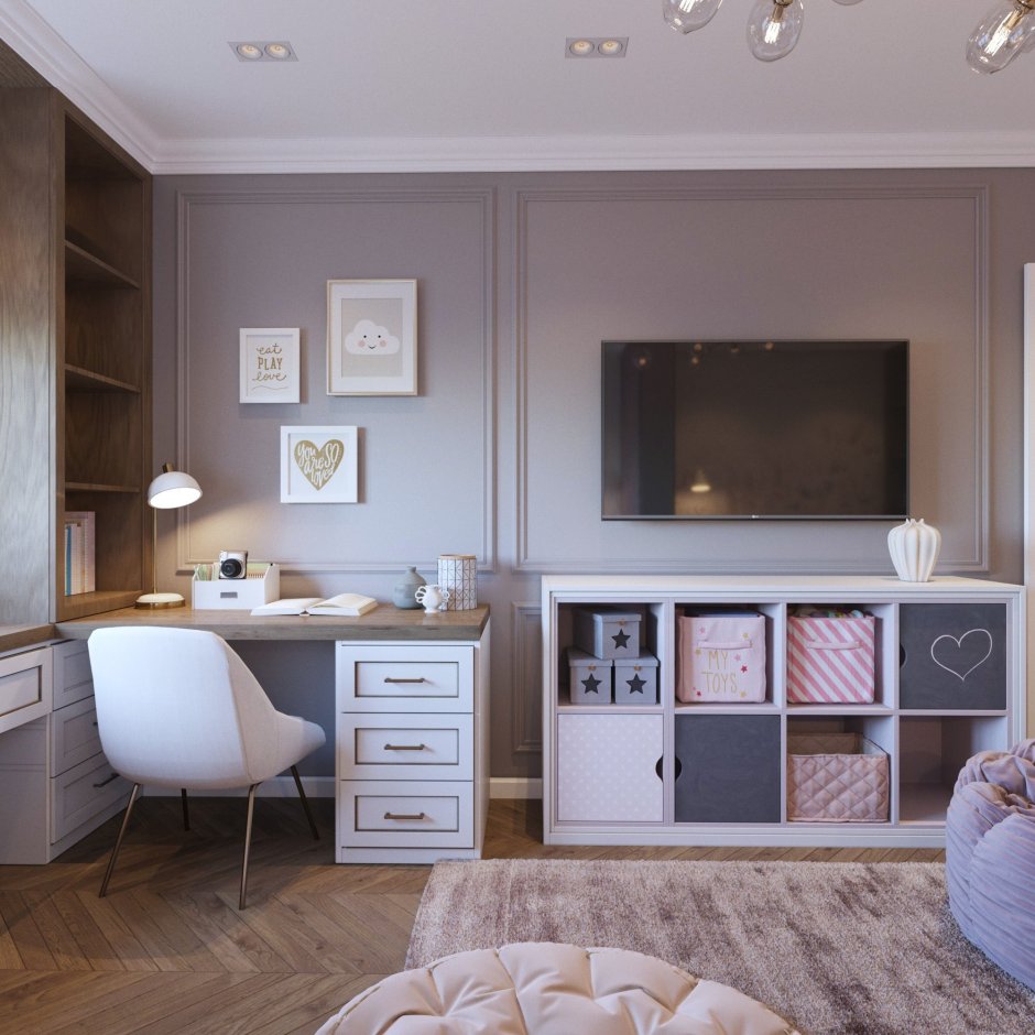 Письменный стол вдоль окна