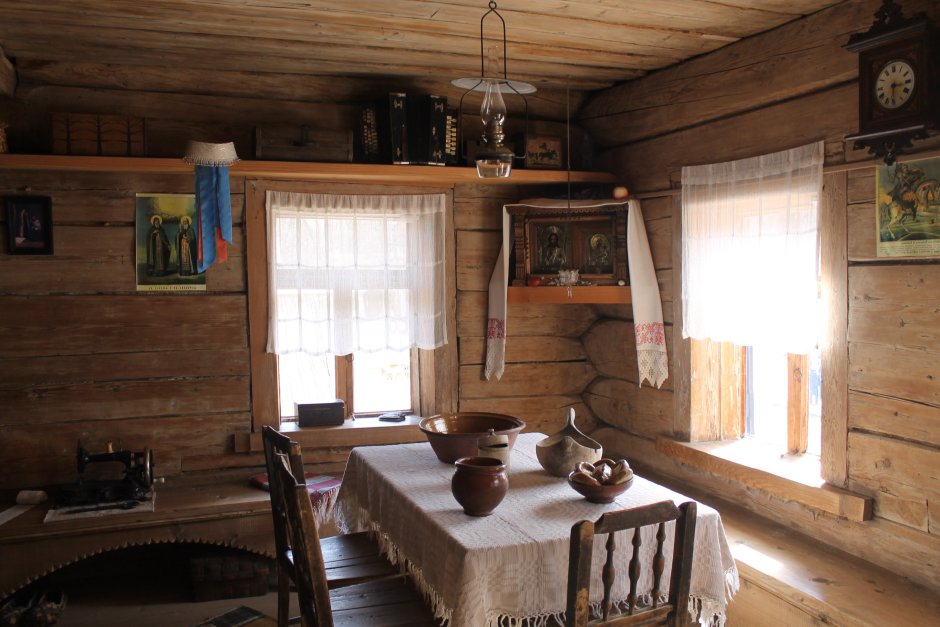 Стол у окна в деревенском доме
