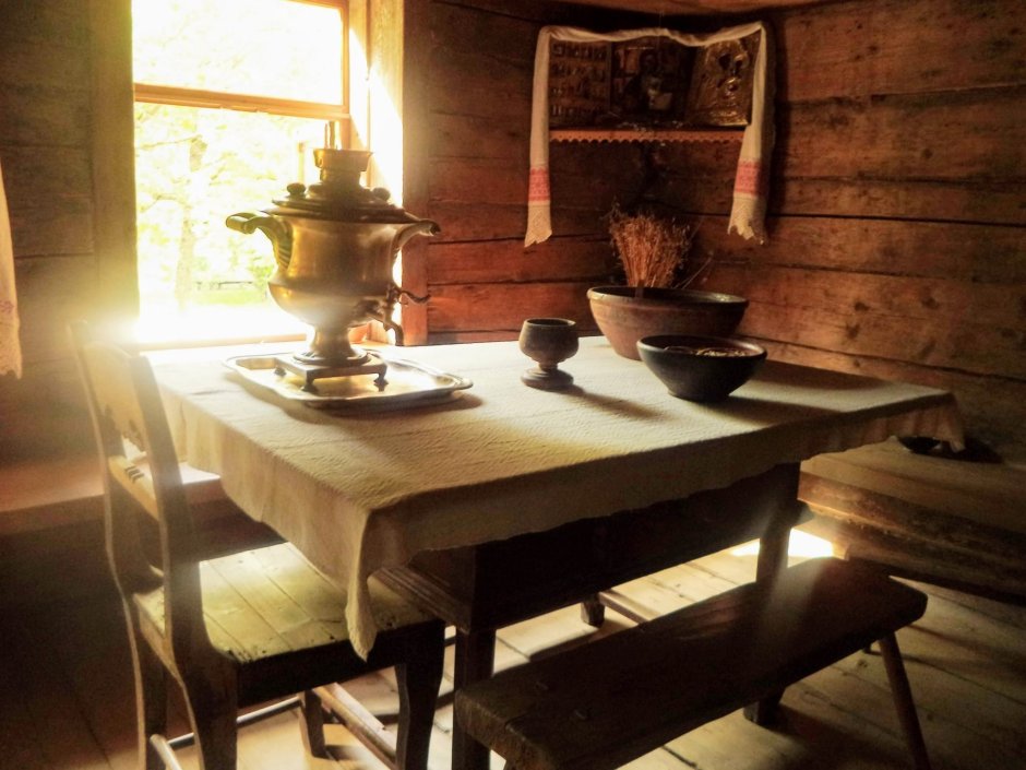 Русская изба красный угол