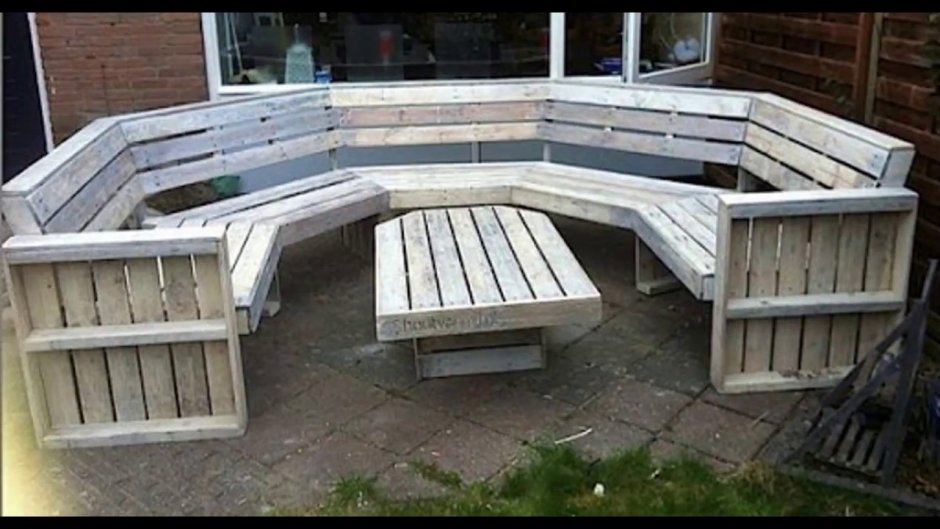 Угловая скамейка из поддонов