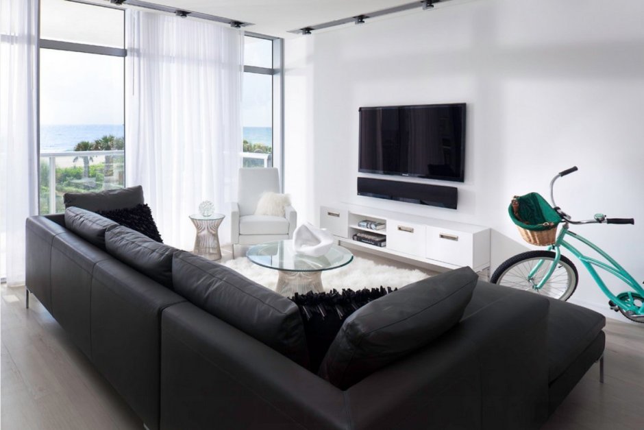 Черный диван в интерьере гостиной