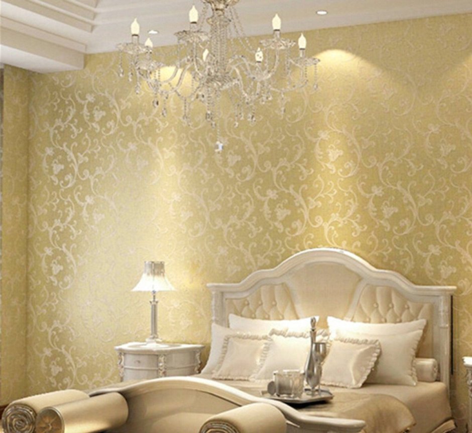 Золотые обои в интерьере спальни