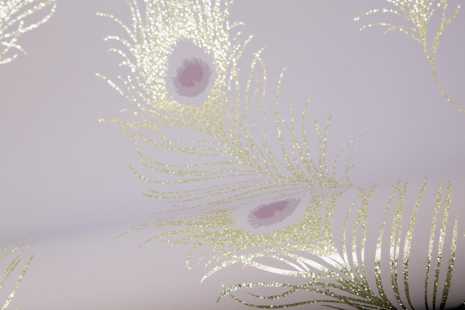 Обои с перьями в интерьере с блестками