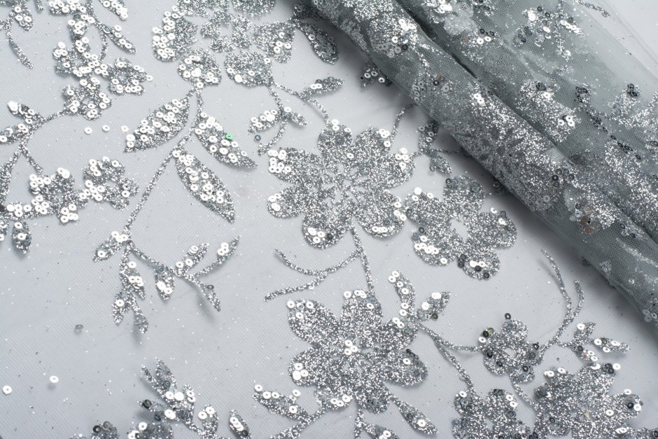 Белое кружево с пайетками