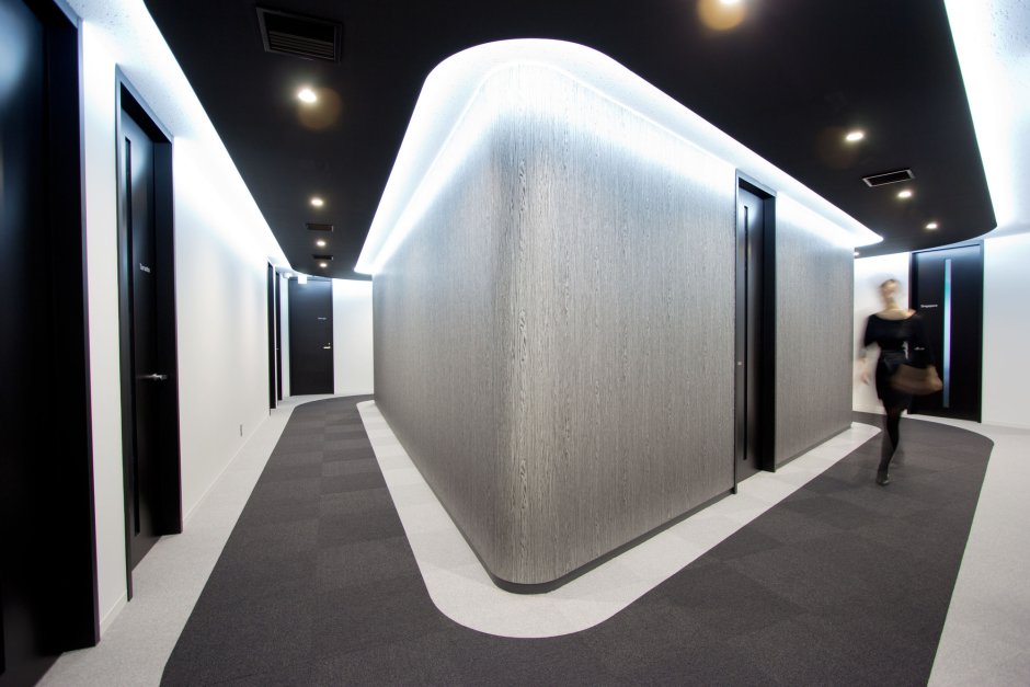 Освещение коридора в офисе