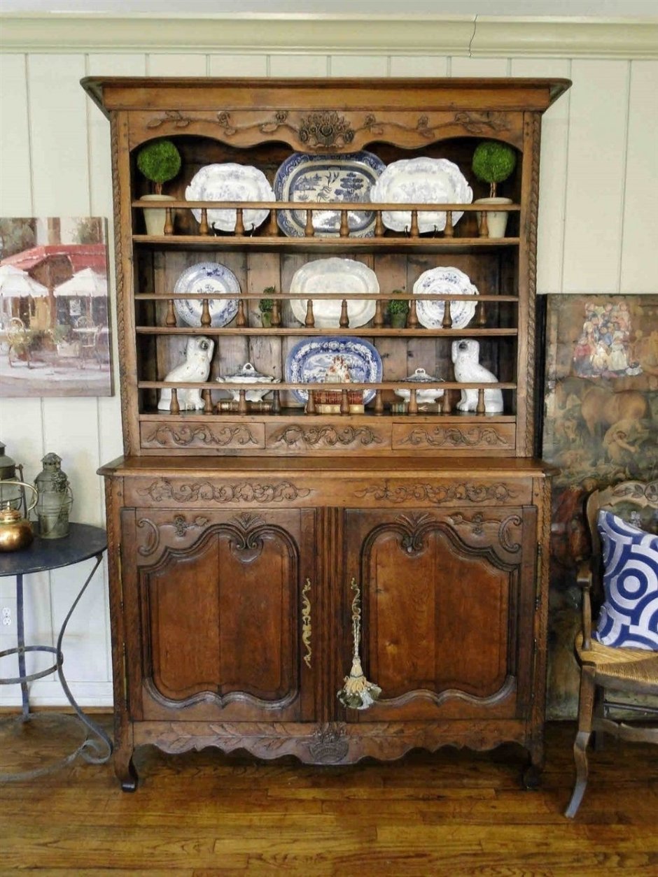 Старинный буфет в интерьере