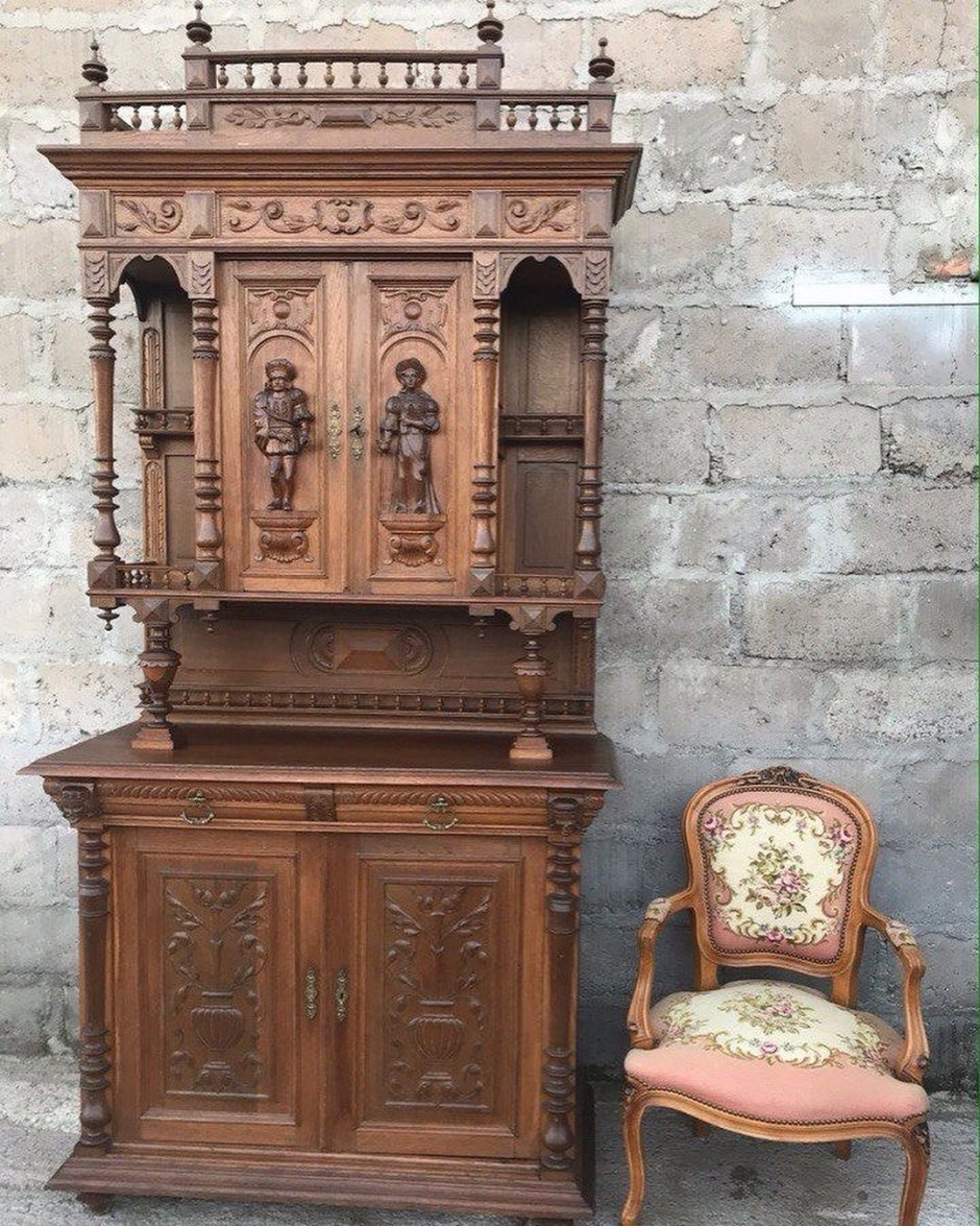 Старинный сервант