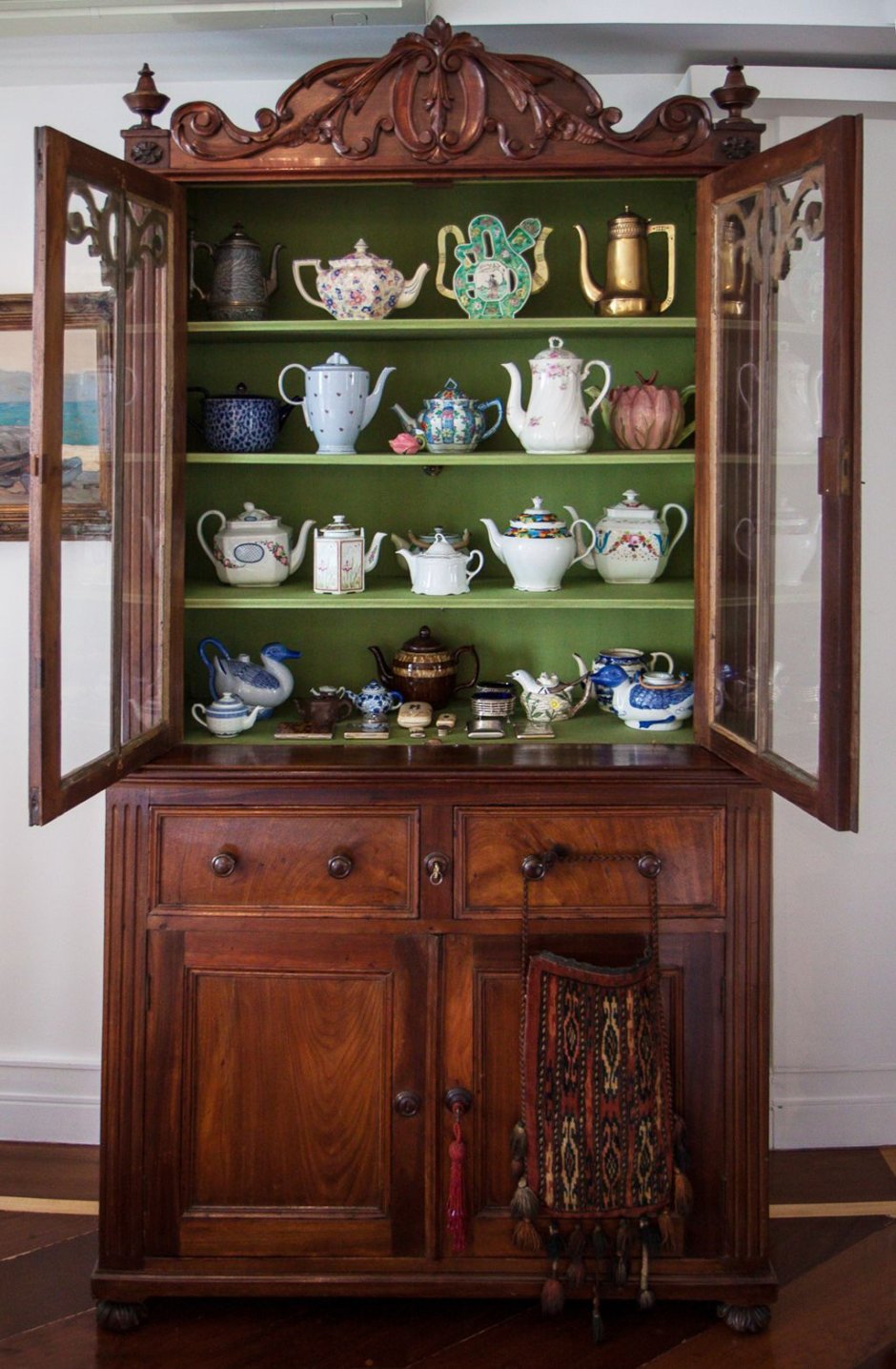 Сервант с изразцами