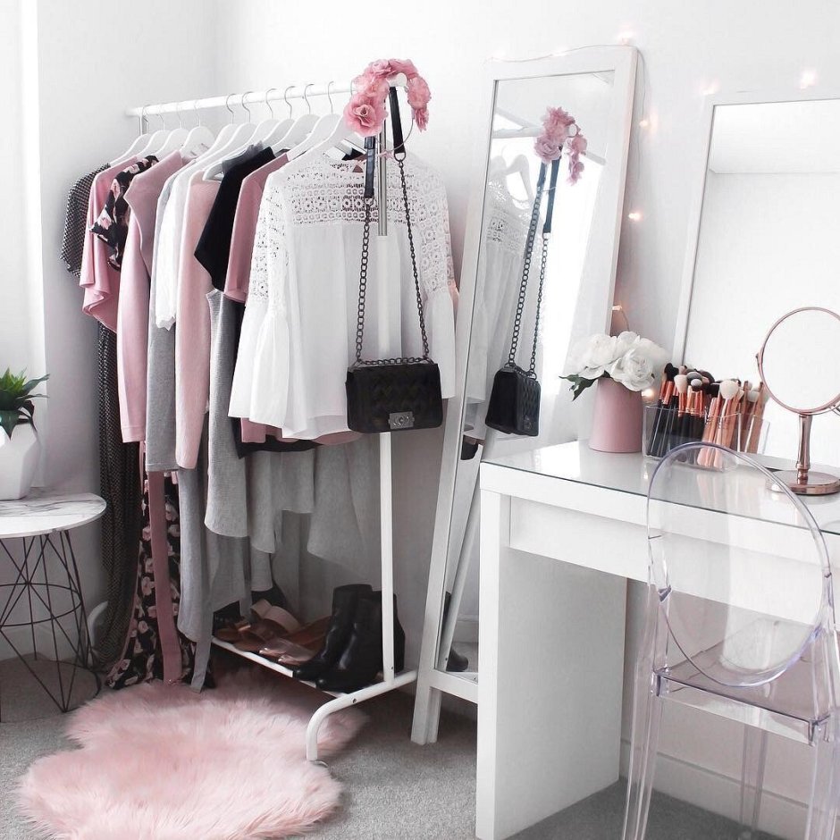 Вешалка для одежды в комнату