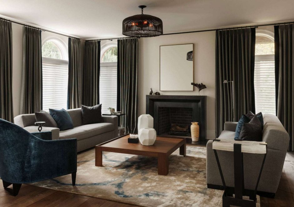 Коричневые шторы в интерьере гостиной