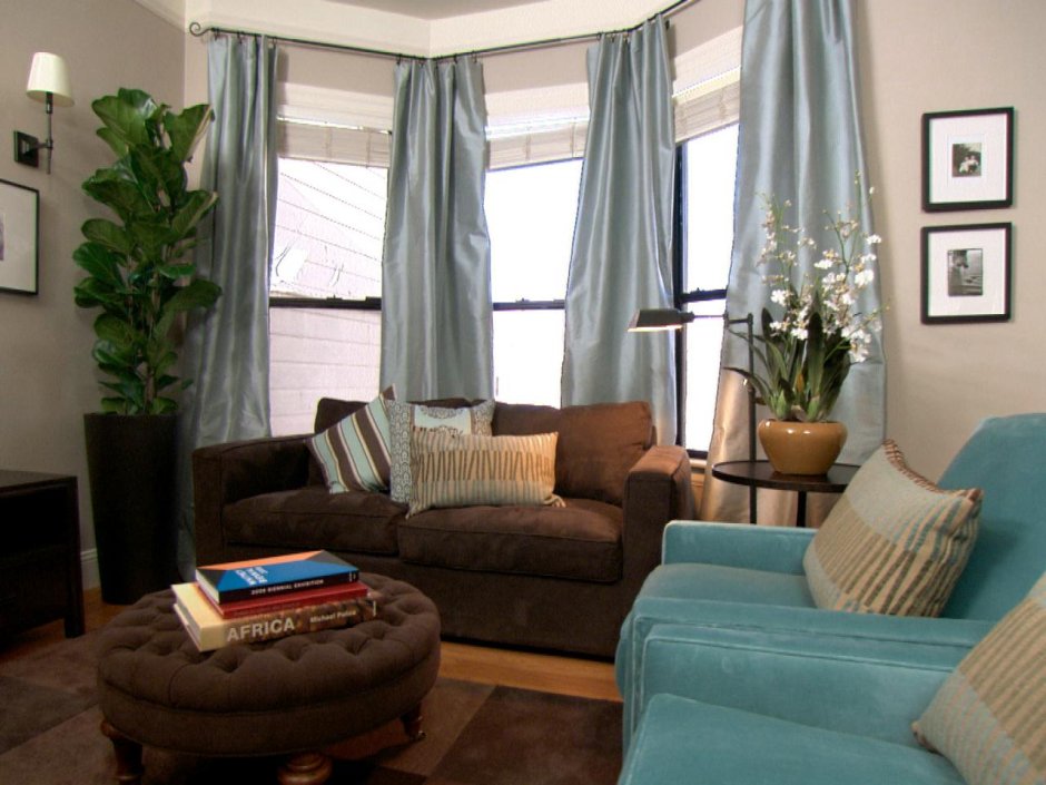 Шторы в цвет дивана в гостиной