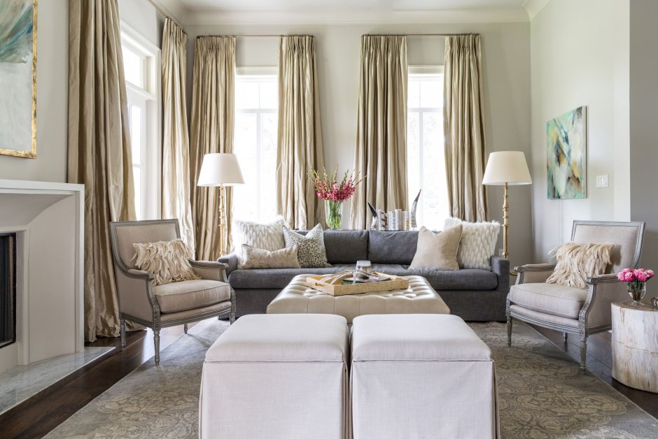 Золотые шторы в интерьере гостиной