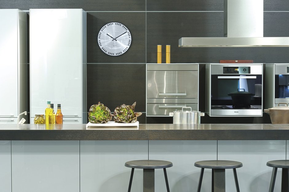 Часы на кухне в интерьере