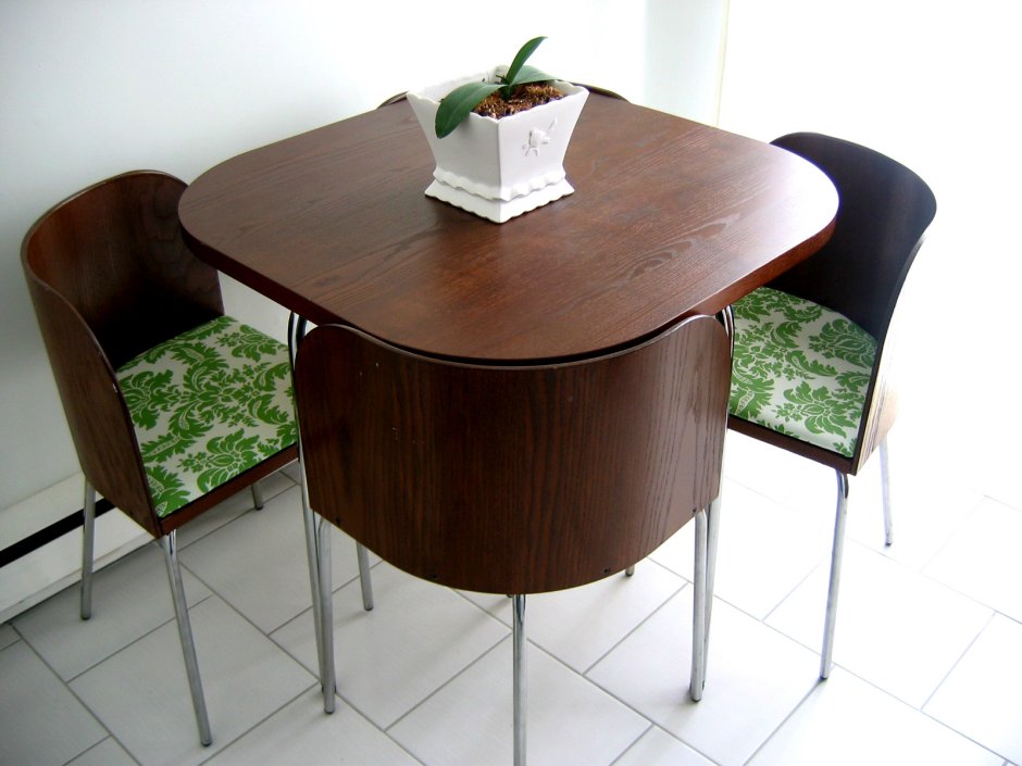 Маленький обеденный стол