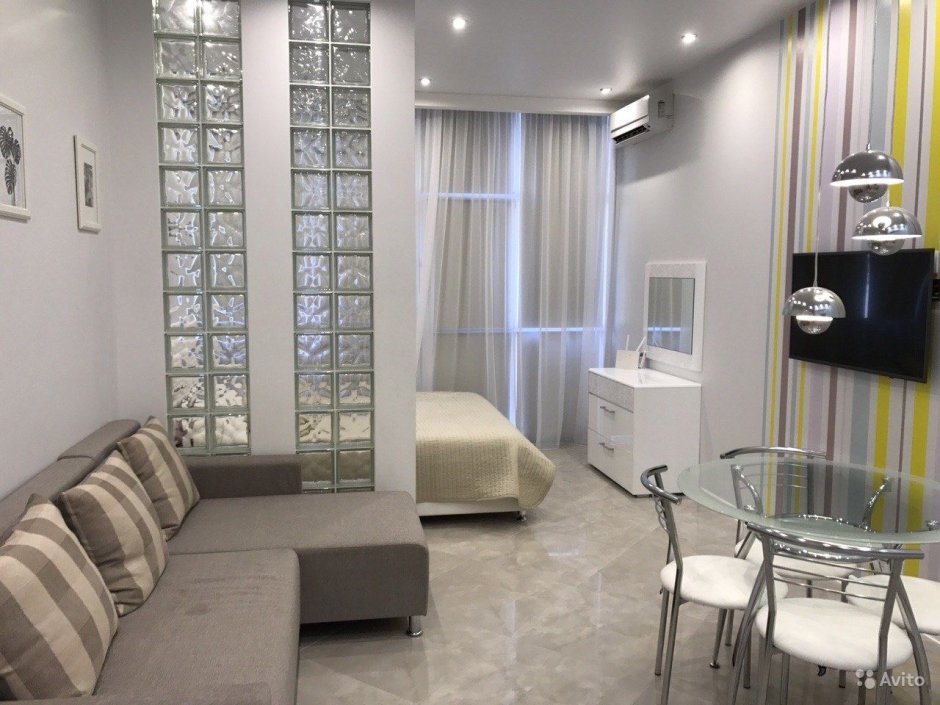 Перегородка из стеклянных блоков в гостиной