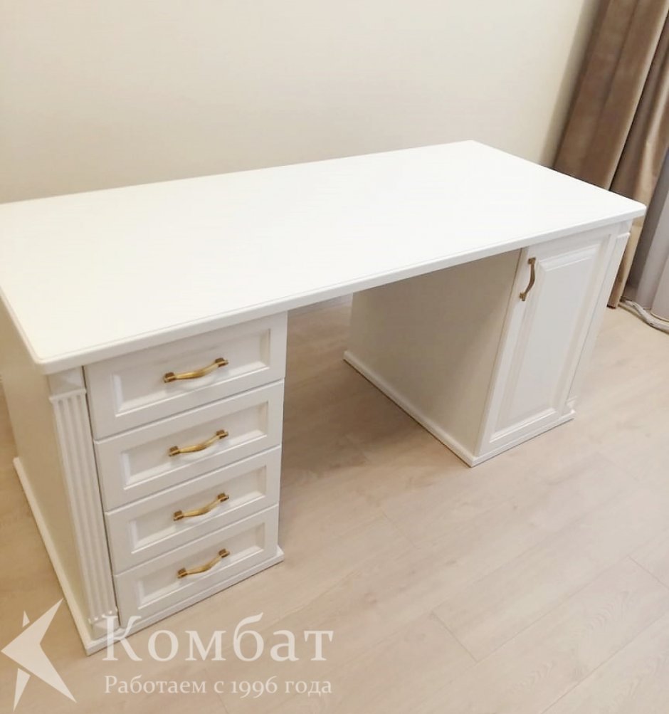 Красивый белый письменный стол