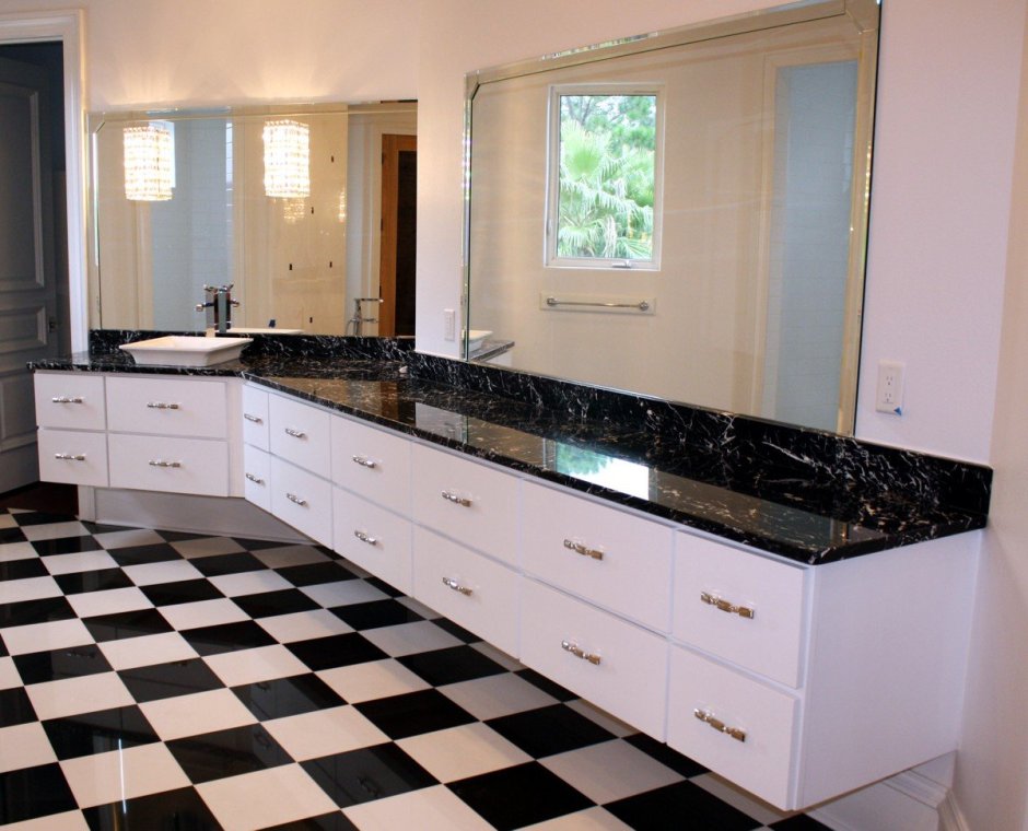 Кухня с черной мраморной столешницей