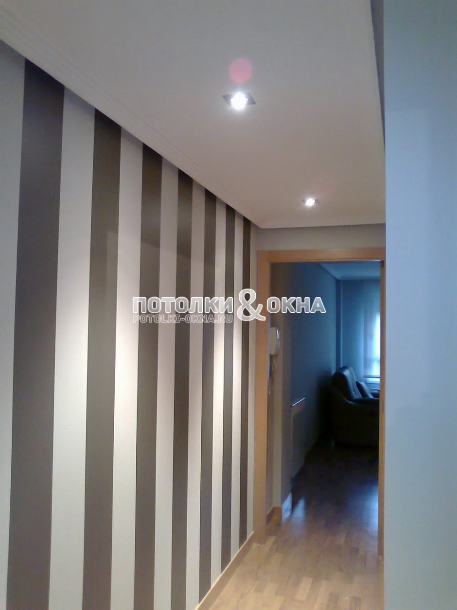 Потолок из панелей ПВХ В коридоре