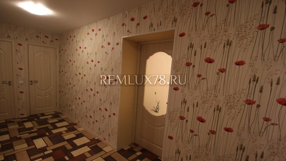 Маленькая прихожая поклеяна панелями