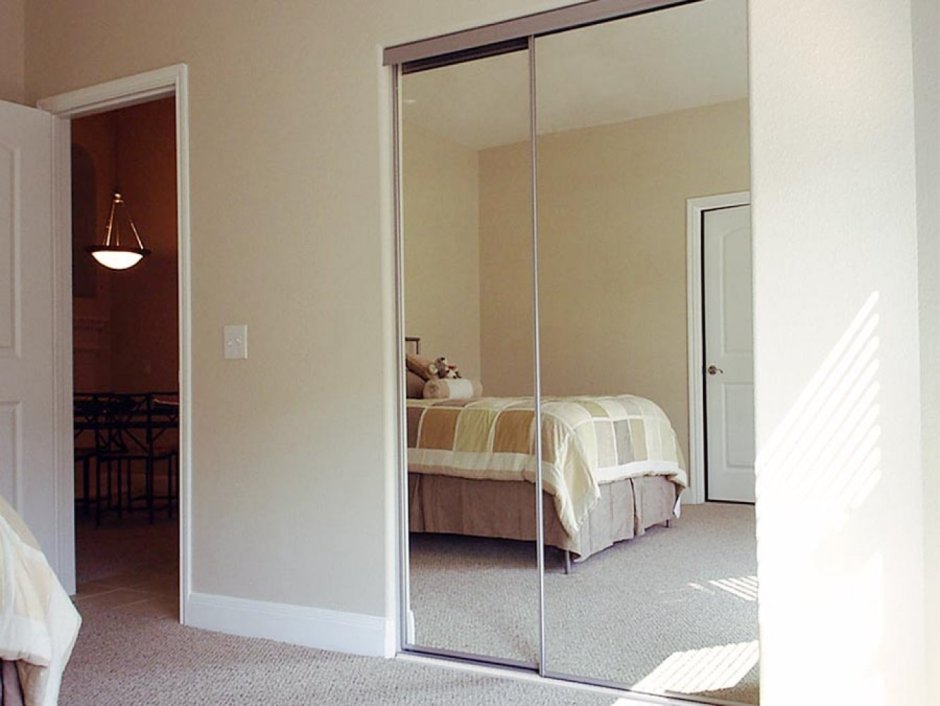 Зеркальные раздвижные двери для гардеробной