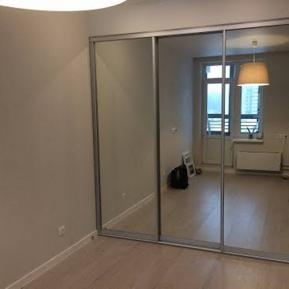 Зеркальная дверь купе в гардеробную