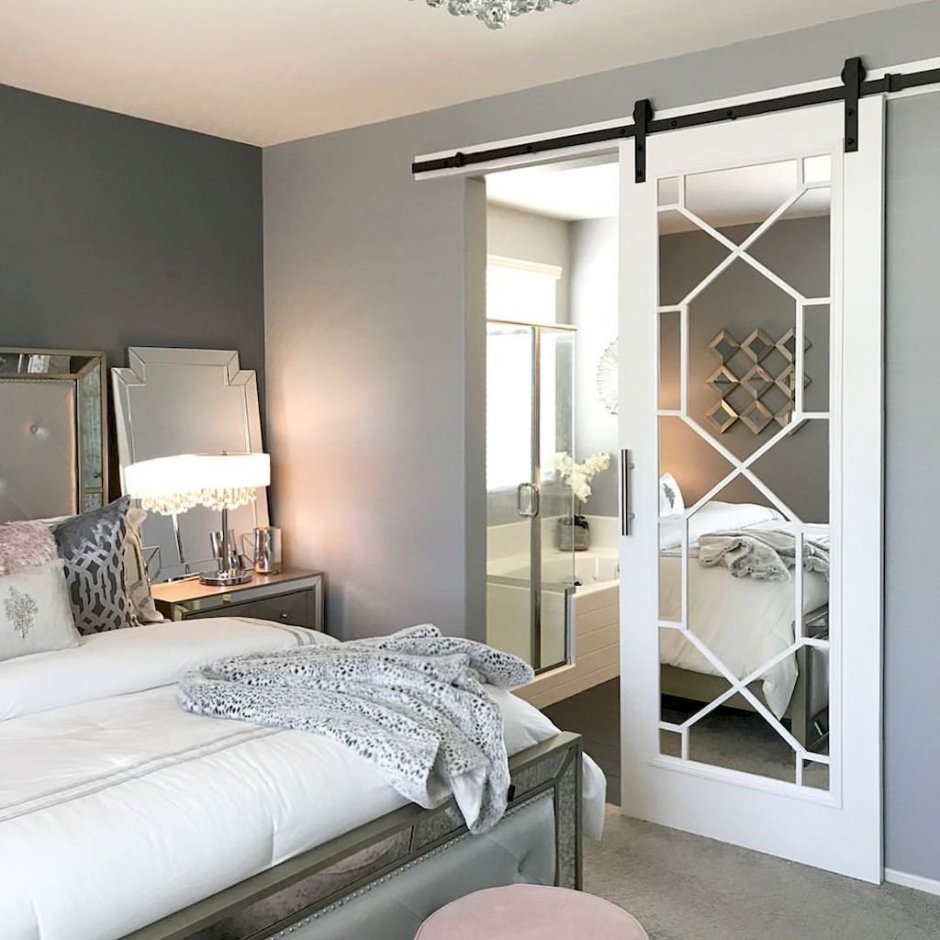 Шкаф-купе с зеркальными дверями